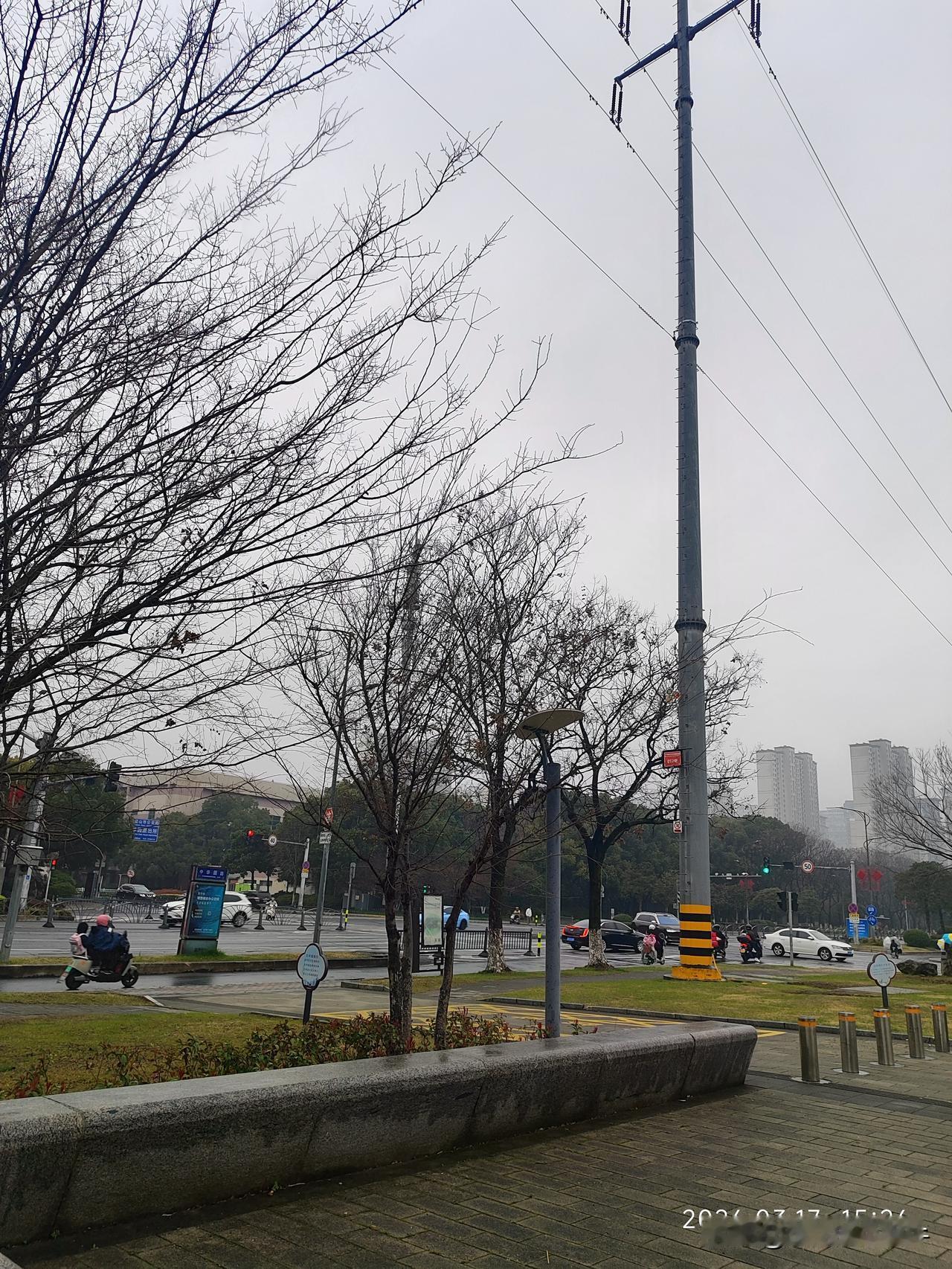 下雨天，骑个车子都不长眼睛的！​长的那么猥琐，骑车子都不看的，我车子都转弯了，停