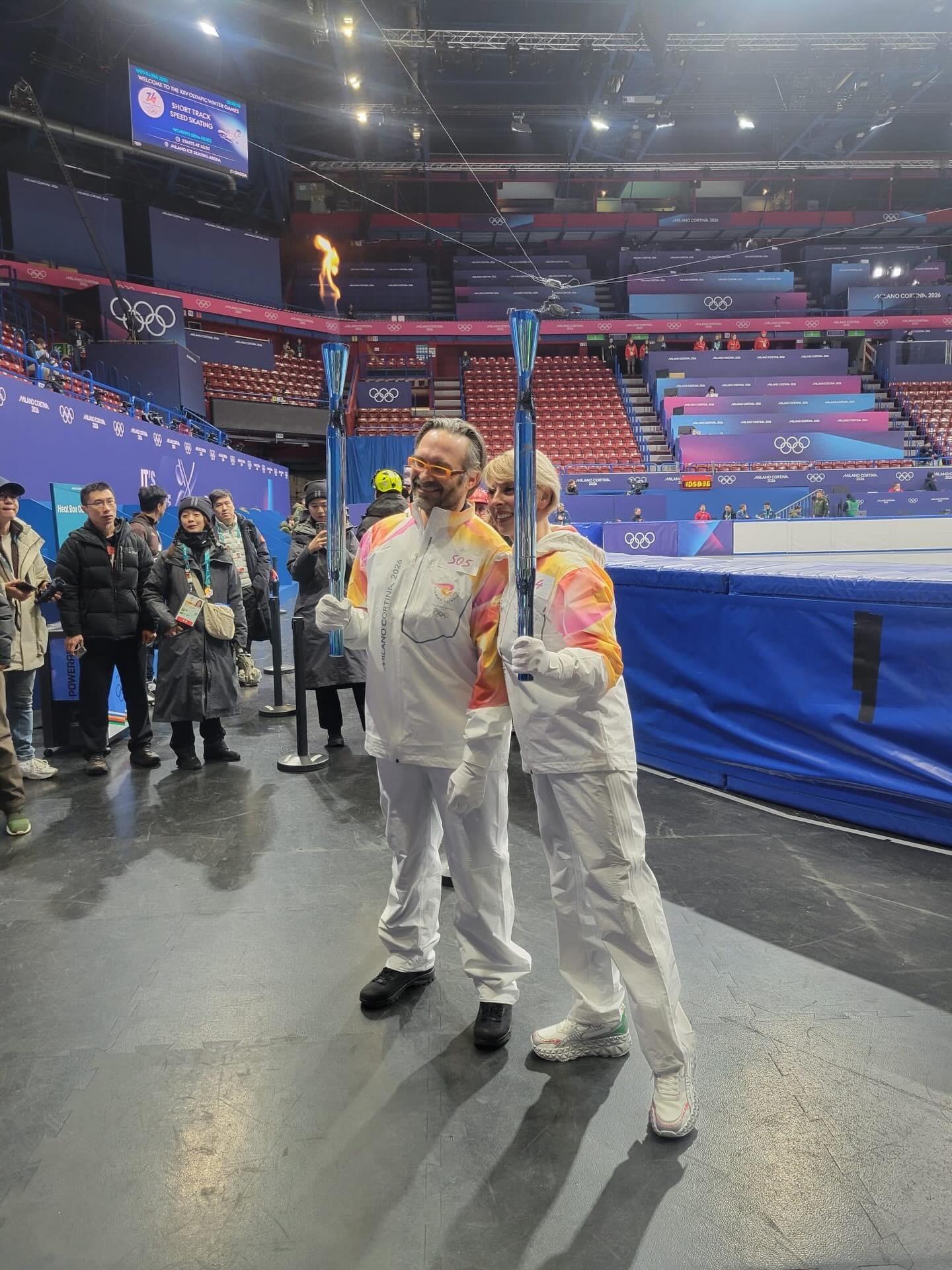 冬奥会 米兰科尔蒂纳冬奥会火炬抵达了米兰滑冰馆！厚蓄显锋芒