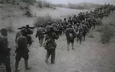 解放战争末期的浙江义乌，火车站台上人头攒动，醒目的红色横幅上，“欢迎国军” 四个