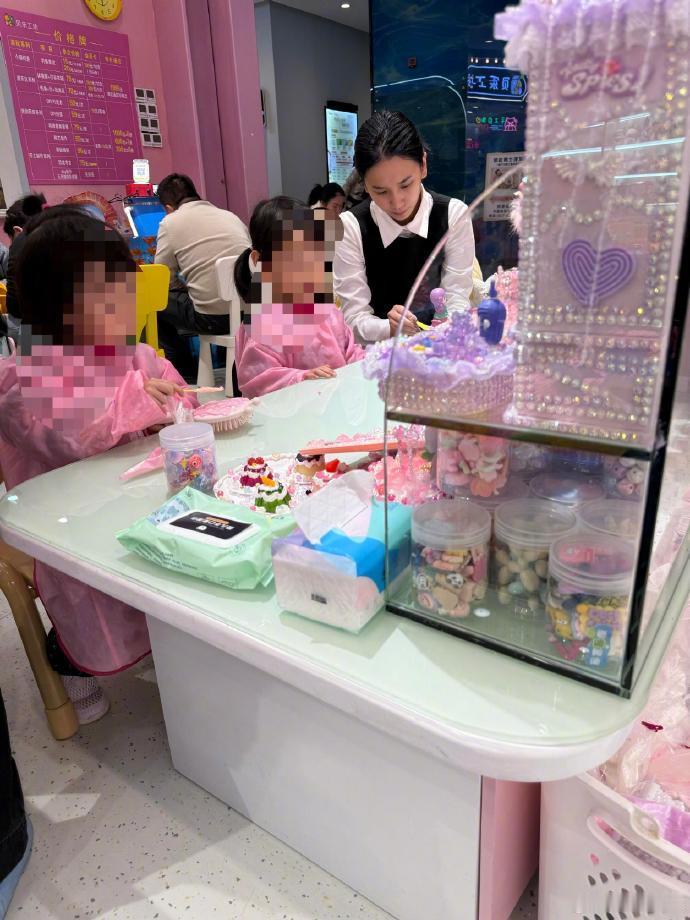 偶遇何美延带三娃做手工 网友商场偶遇何美延 ，带着三个娃专注做手工也太有爱了吧！