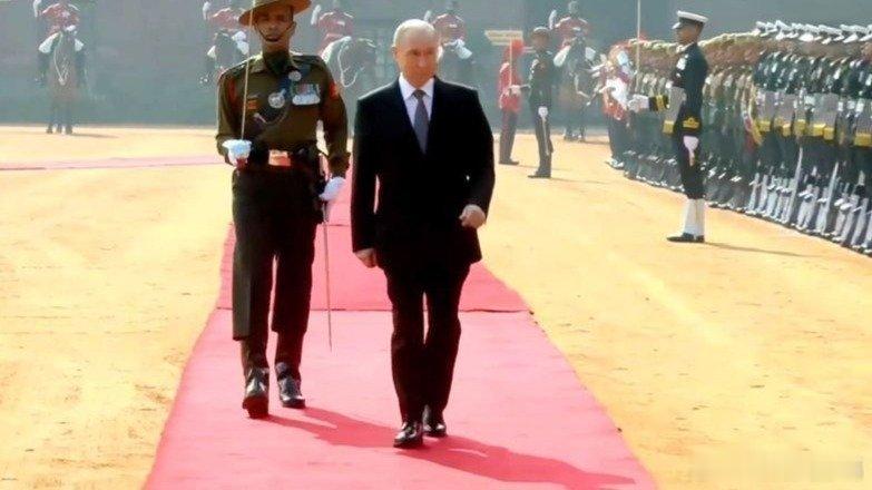 凤凰新闻【普京访问印度，感觉像回到了农村，泥巴地上铺红毯】普京访问印度，感觉像回