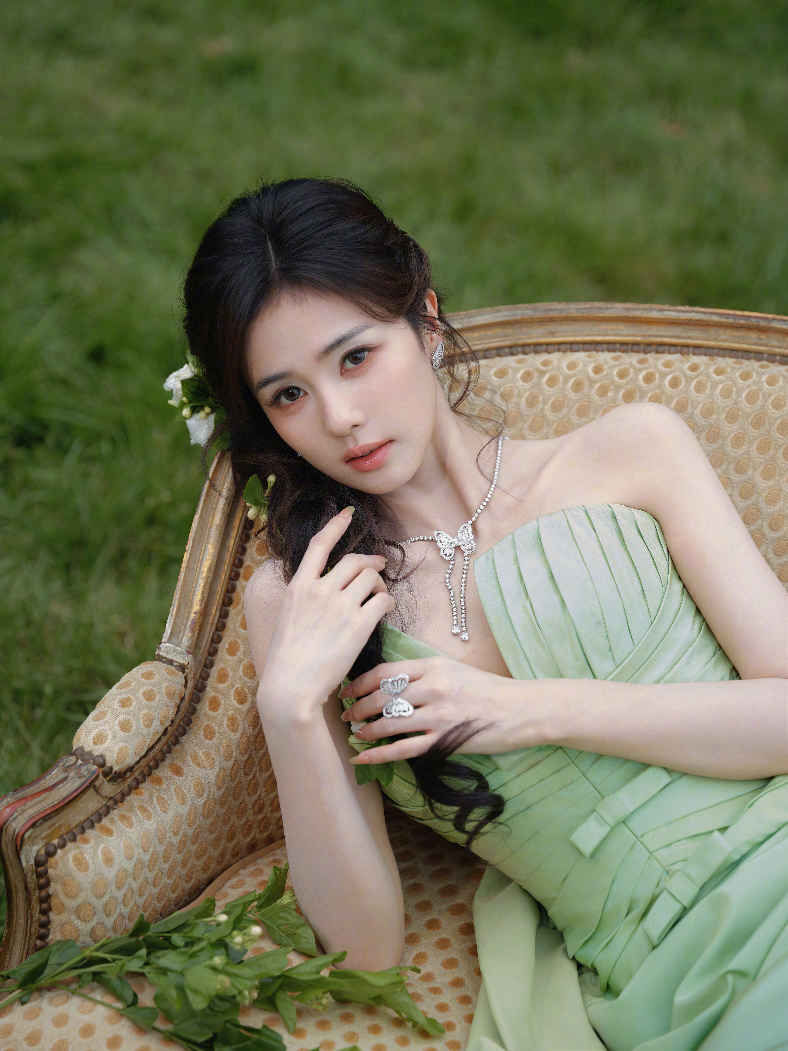 白鹿亮相电视剧《莫离》追剧团活动，这组造型图集也太美了！一袭Tony Ward 
