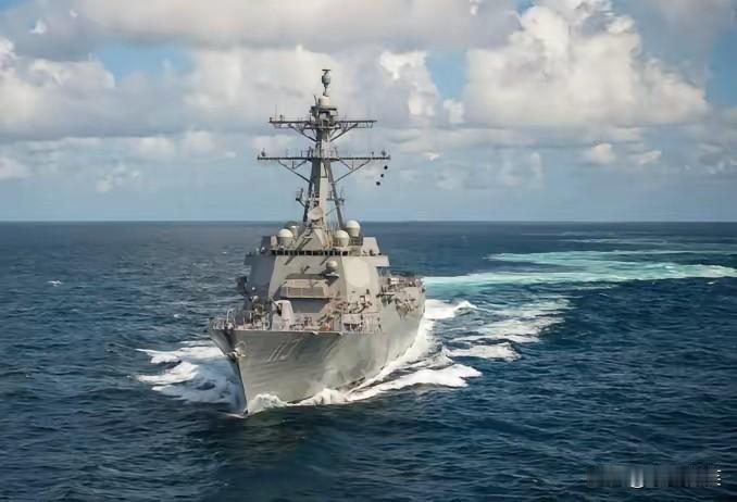 2026第一航，这次与以往历次不同的是，不仅有军舰，还有海洋测量船。
海洋测量船