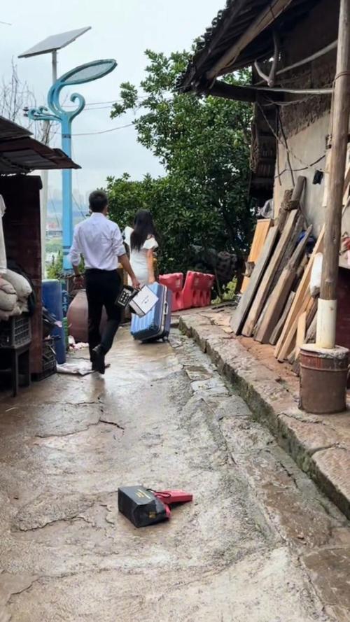 男子第一次带女友回老家，刚到村口就被30多位家人热情迎接，长辈晚辈站成一排，场面