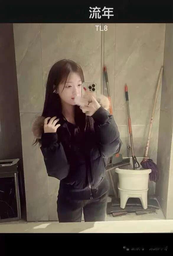 你第一眼喜欢白色还是黑色，是喜欢衣服还是喜欢穿衣服的人。