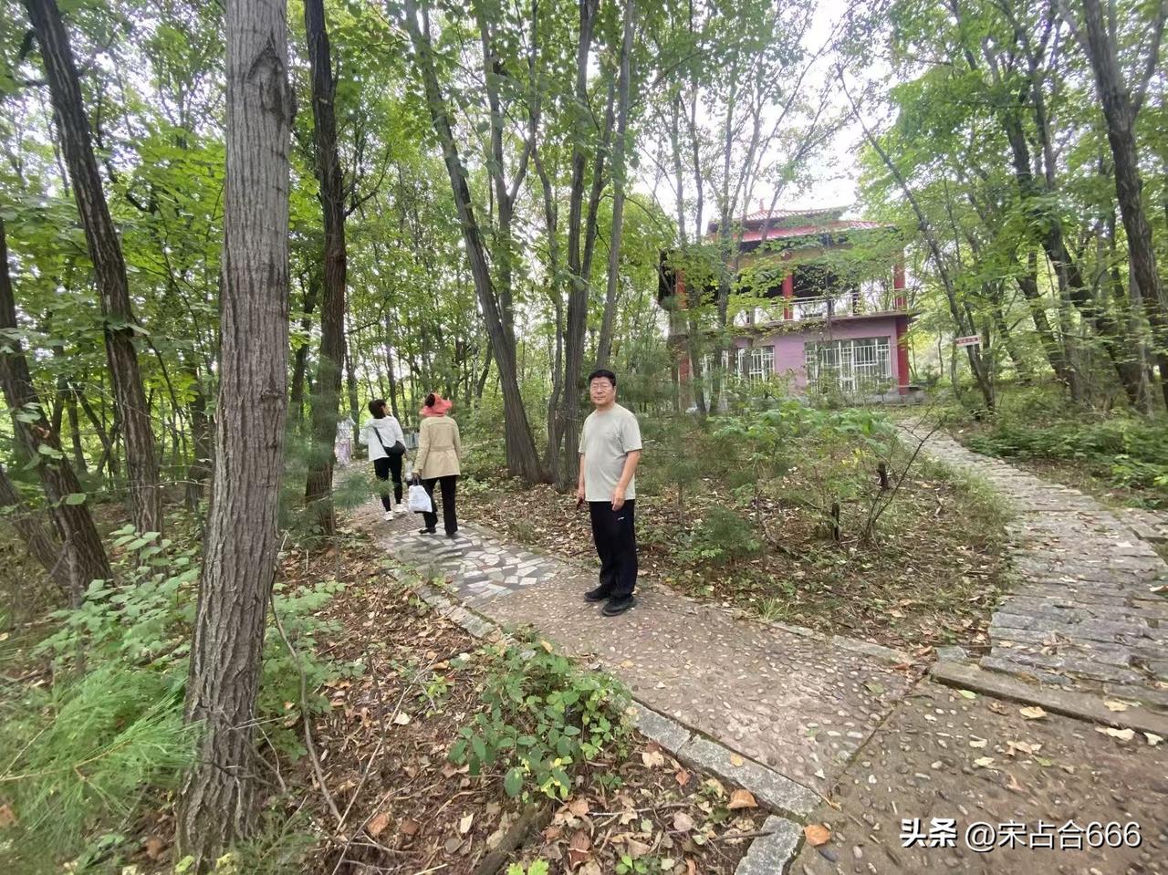 昨天我看到我的同学和妻子在闹市溜达，居然还手牵手，我觉得很不好意思。大庭广众众目