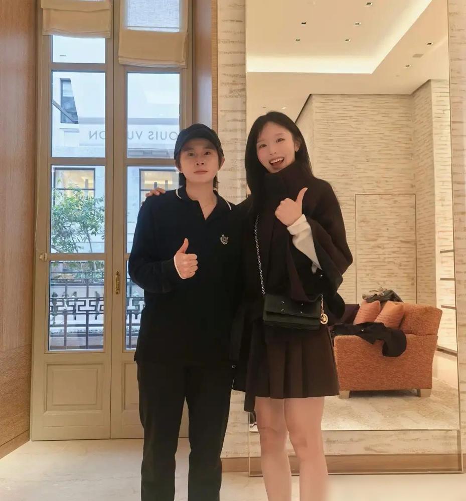 关晓彤和王濛多伦多机场又抱上了，'跨界友情'的通稿立马满天飞。
 
想当年米兰冬