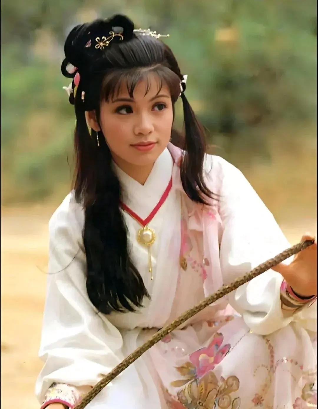 翁美玲在 80 版《射雕英雄传》中饰演的黄蓉，才是真正的俏黄蓉，她的演技非常自然