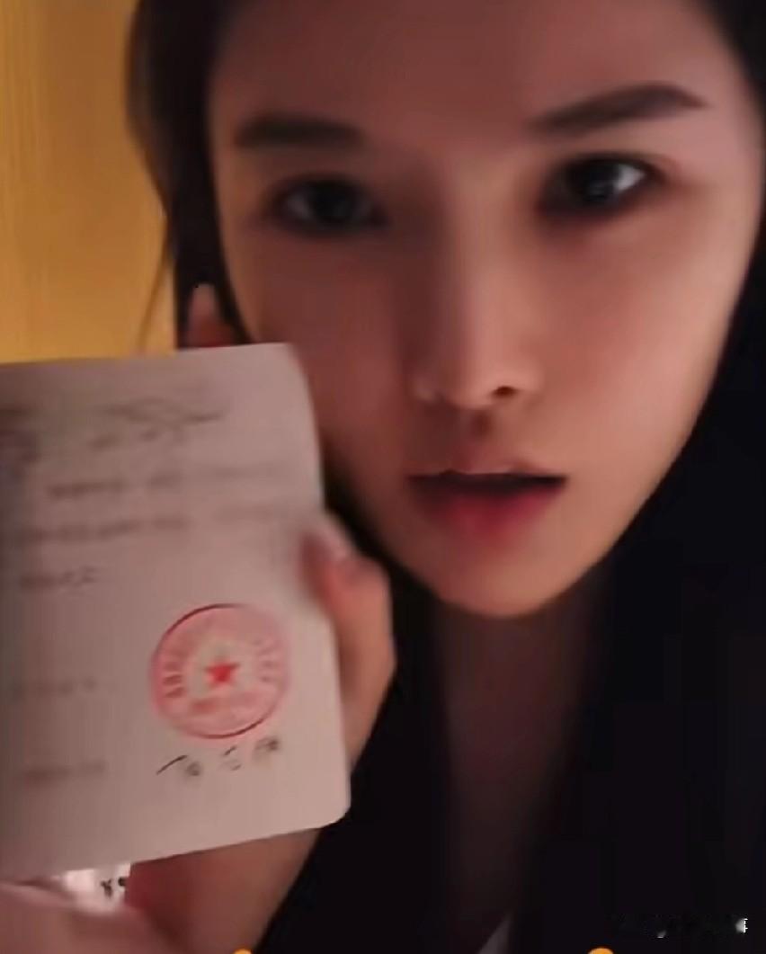 被质疑离婚炒作后，小仙女在直播间亮出和可乐的离婚证，自证清白，还告诫网友别带上自