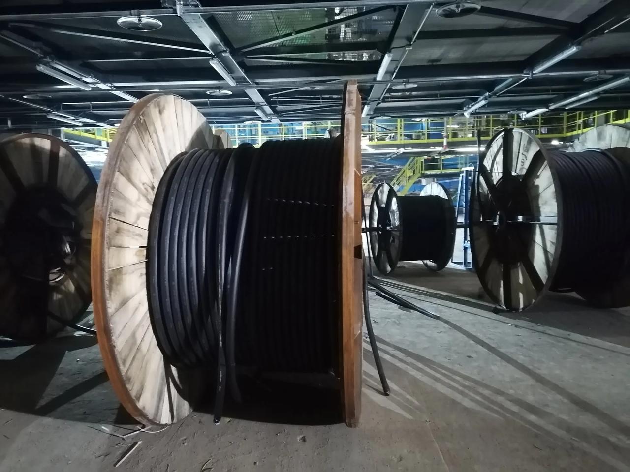 大家好，我是水电工星仔，跟大家讲讲水电工在工地是怎么放大电缆的。

估计都想问，