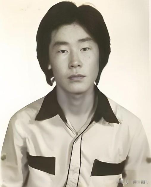 《韩总统李在明在重要场合常抠手指，夫人常给予温馨且不易察觉的提醒》
    [微