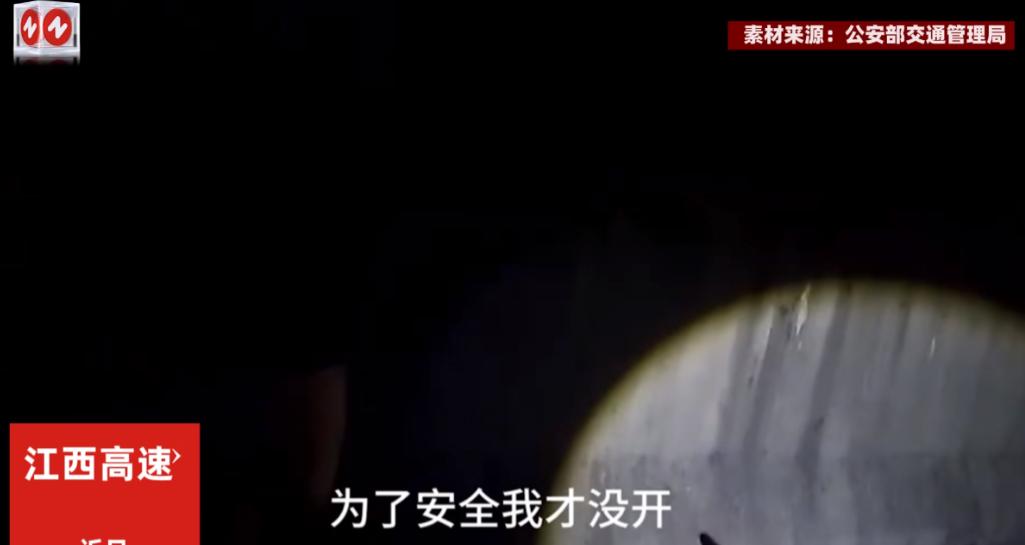 “这下后悔了吧！”近日，江西，一男子开着新能源车上高速时，因为电量不多，坚持不到