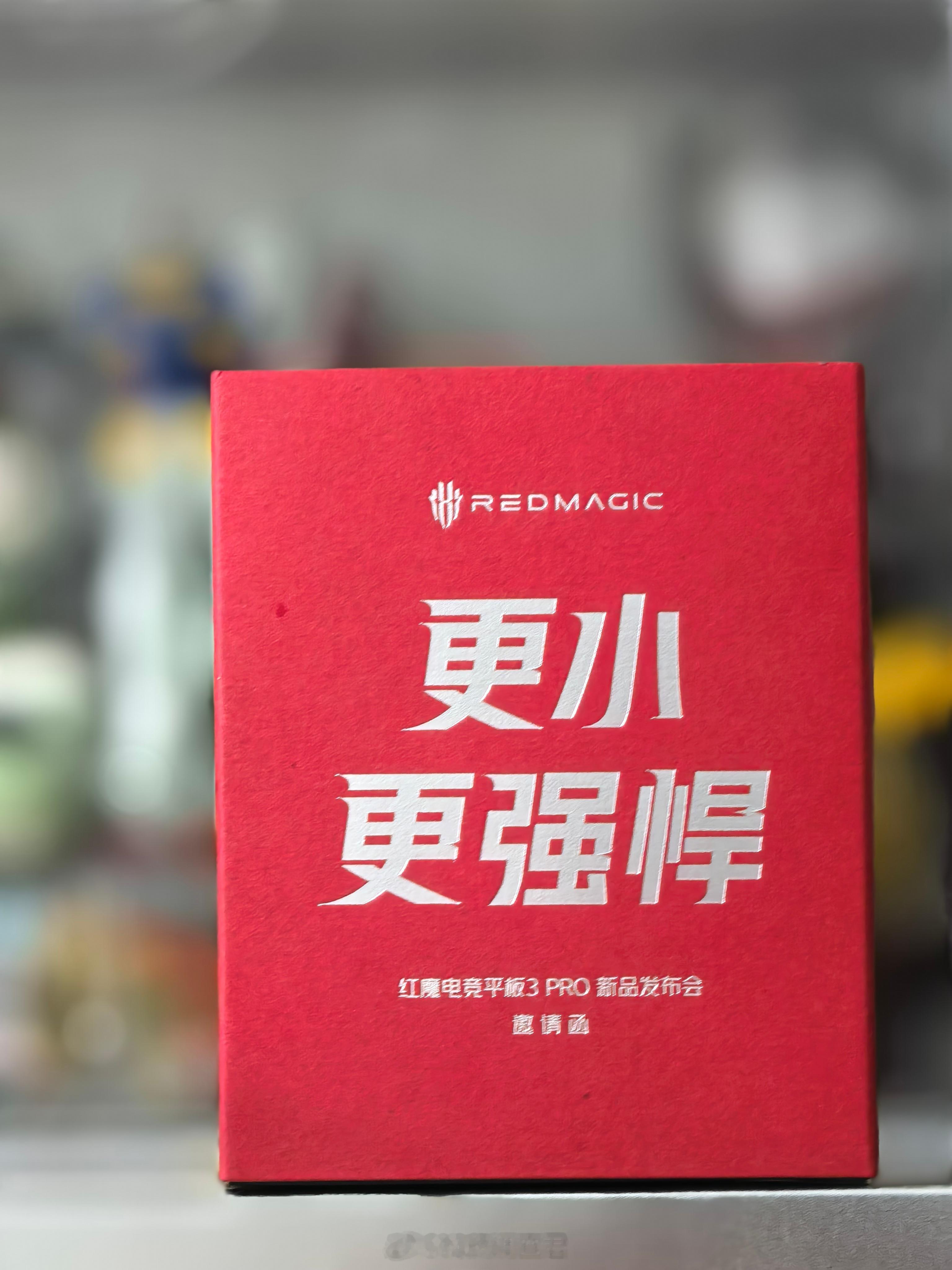 红魔电竞平板3Pro 小还强悍，很适合我一样的出差一族，重点还能把屏蔽放进口袋里