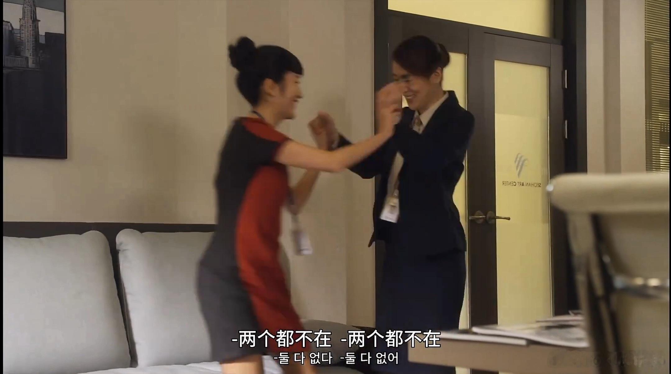安畔锡（或者郑成珠编剧）真的很幽默，几乎每部戏都会写一些职场打工人，侍奉着老板们