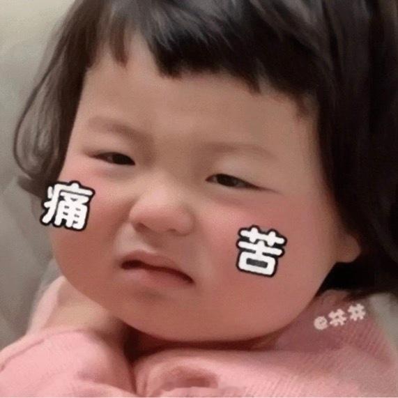 我现在走在街上。看到有人坐在路边长椅上，旁边放着她做的小玩偶什么的在售卖，东西非