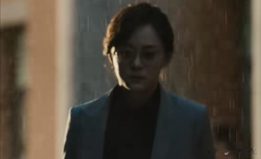 中年人最大的坑，在于总想证明自己。
年轻人面前，以自己是过来人的身份指指点点，证