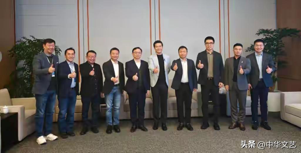 3月19日，小米汽车新一代SU7发布会如期举办。
凭借在行业内的影响力与人缘，雷