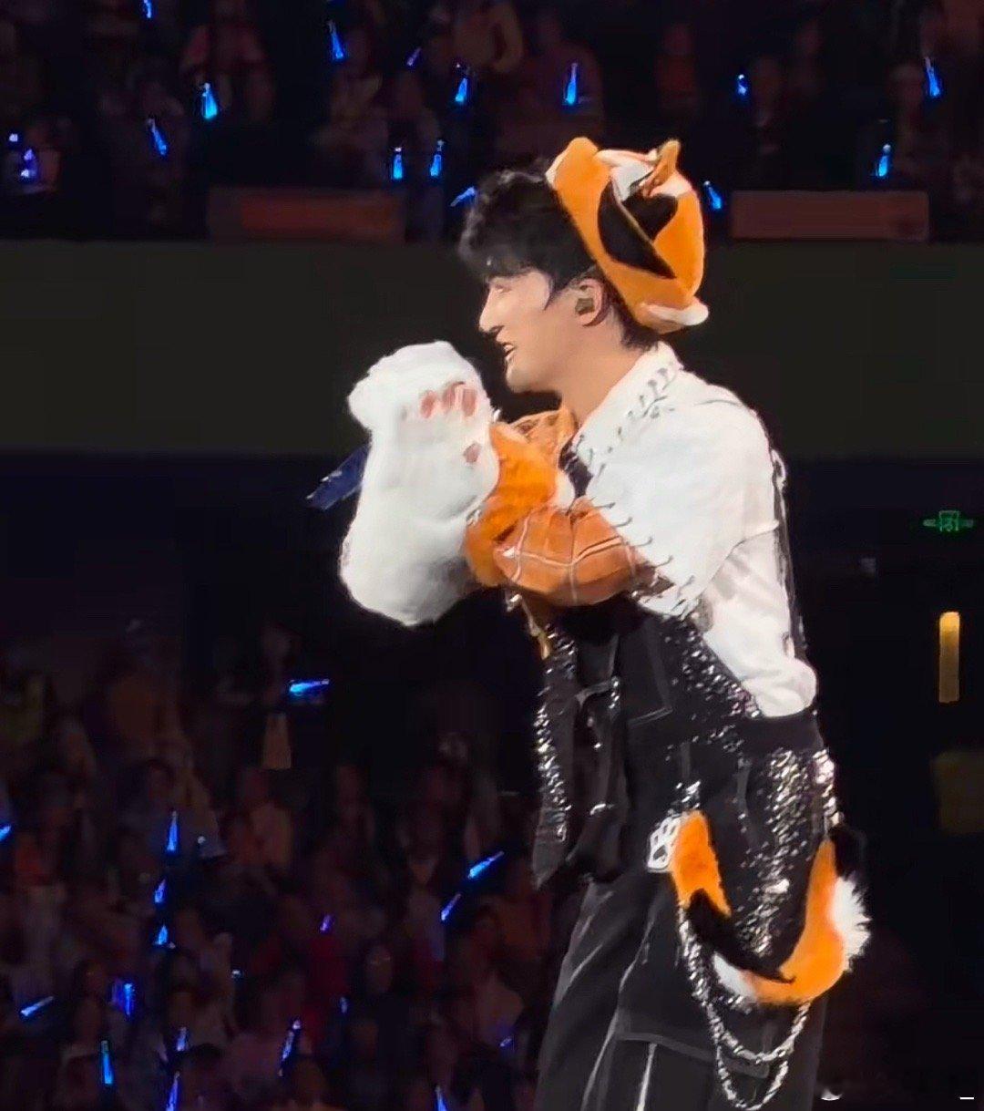 周深清唱富士山下刚刷到周深清唱《富士山下》，没伴奏都这么绝！声音像浸了水的玉，滑