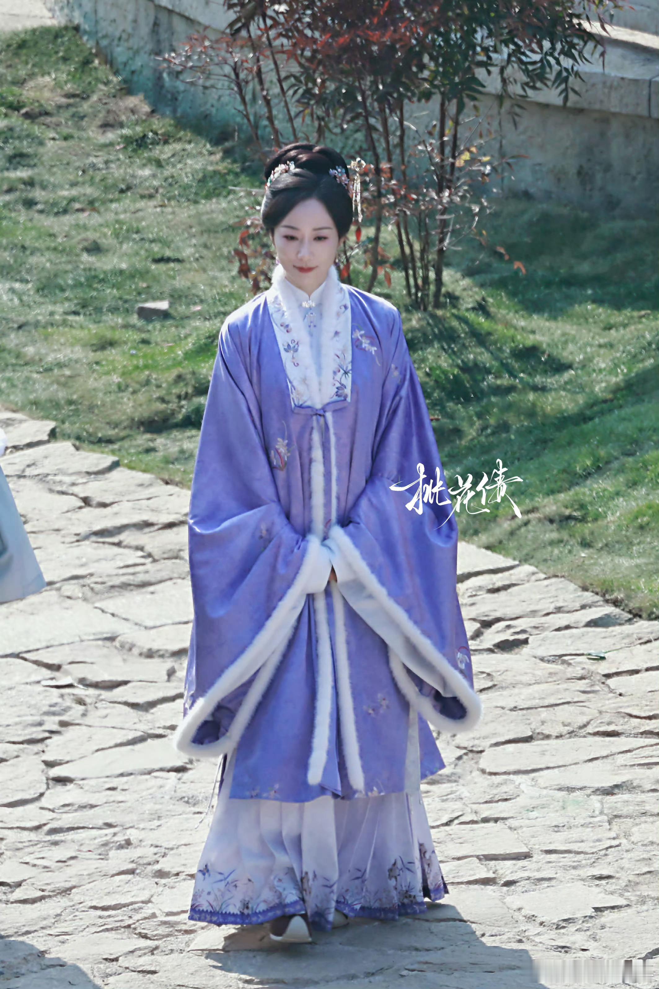 让韩雪穿古装的是天才 必须给造型师加鸡腿！韩雪这身明制汉服太适配了，端庄大气又温