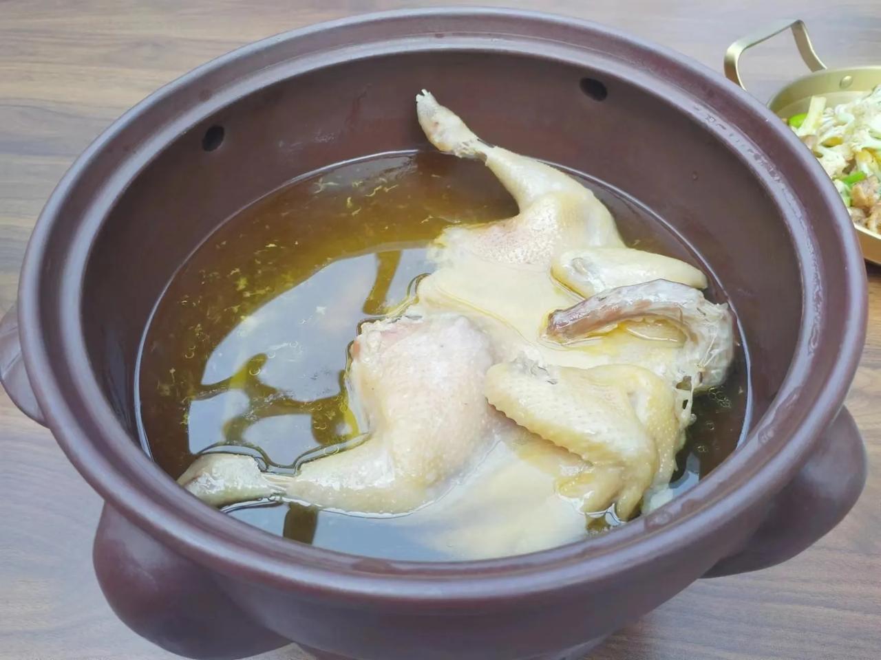 被朋友约到一家私人会所吃鸡，说是私人会所，其实是一个土陶瓷艺的工作室，而私宴则是