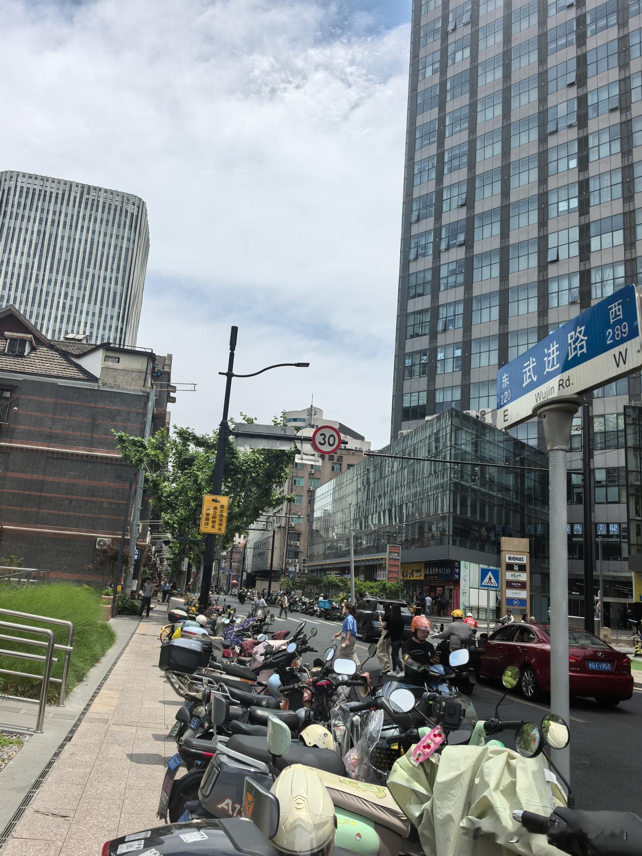 上海是中国共产党的诞生地，中共一大、二大、四大的会址均设于上海。一大会址大家都耳