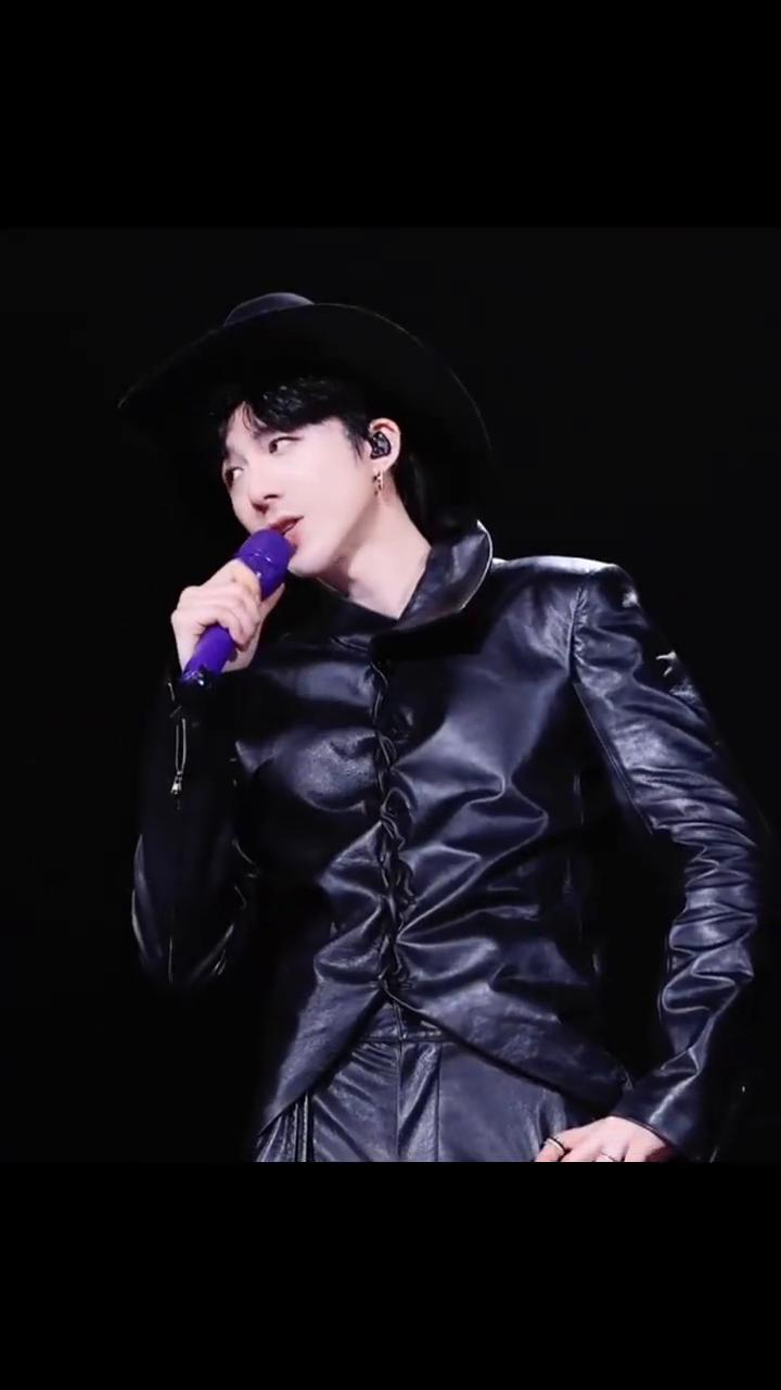 刘宇宁南京演唱会直拍。
追风。
这歌第一次唱现场。