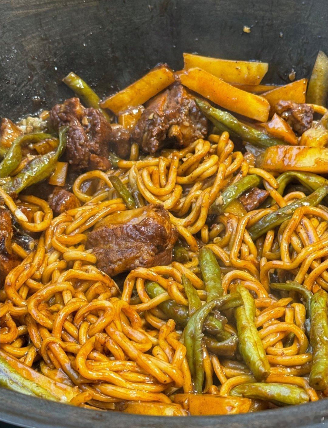 中午特别铁锅焖面超简单准备食材面条然后豆角排骨先把面蒸熟然后先炖菜骨头等好了之后