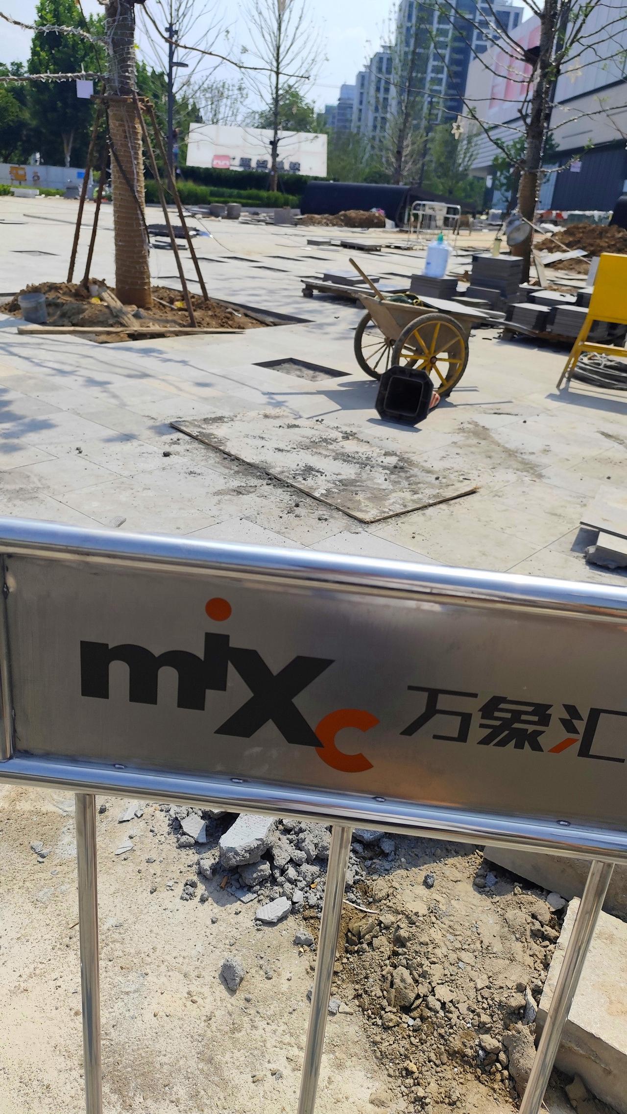 今天去浐灞万象汇施工现场拍了一组图，所以这不是网上的效果图，是实打实的现场实拍。