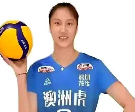 1米96的董铭霄，三年没打上球，毛巾都挥出包浆了。
天津队主攻堆成堆，她站在边上