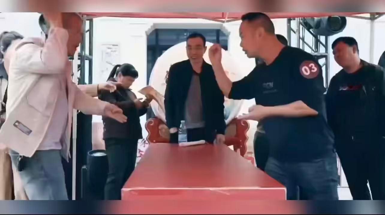福建万人拳王争霸有多燃“擂台上是拳，擂台下是魂！拳风扫过时，连海风都带着倔强：福