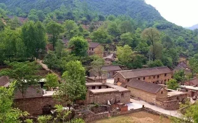 登封往西十来里，藏着个青砖灰瓦的老村子，名叫袁桥，六百年前老祖宗为躲兵灾把房子垒