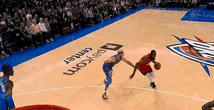 35岁，第四节喘成那样，他还是晃飞了比他小7岁的戈登。

一个假动作，肩膀只抖了