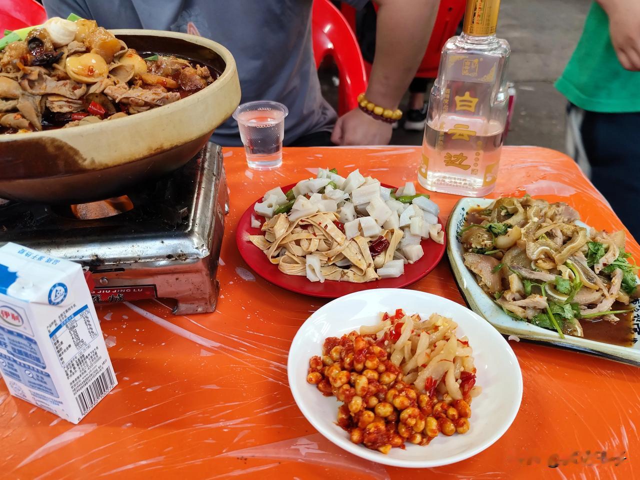 武汉的一个哥们也是我的老板，大半夜的喝酒以前是家常便饭，出差晚上不在一个城市如果