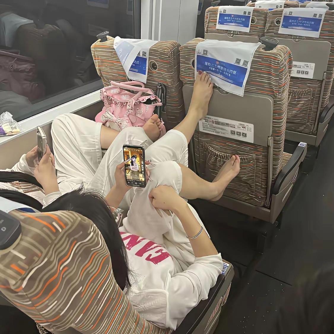 太没素质！高铁上这番操作实在让人看不下去
 
高铁上撞见一段不文明行为，真的完全