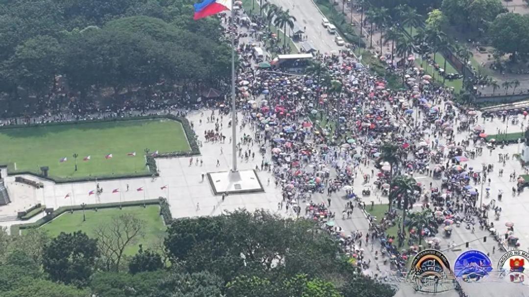 马尼拉27声枪响，马科斯真要栽了？

亲姐姐、死对头、中间派，三伙人平时掐得你死