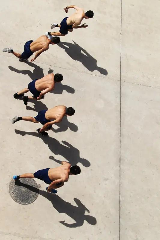 特种兵的训练强度堪称变态。每天天不亮就要开始负重长跑，几十斤的装备压在身上，他们