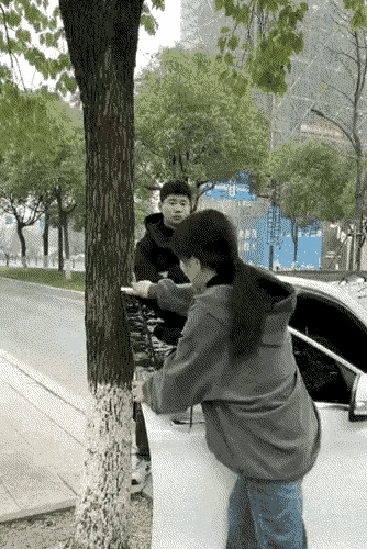 小伙子在想什么呢？
见过笨的，没见过这么笨的！小伙子看的眼神里充满着绝望，心里话