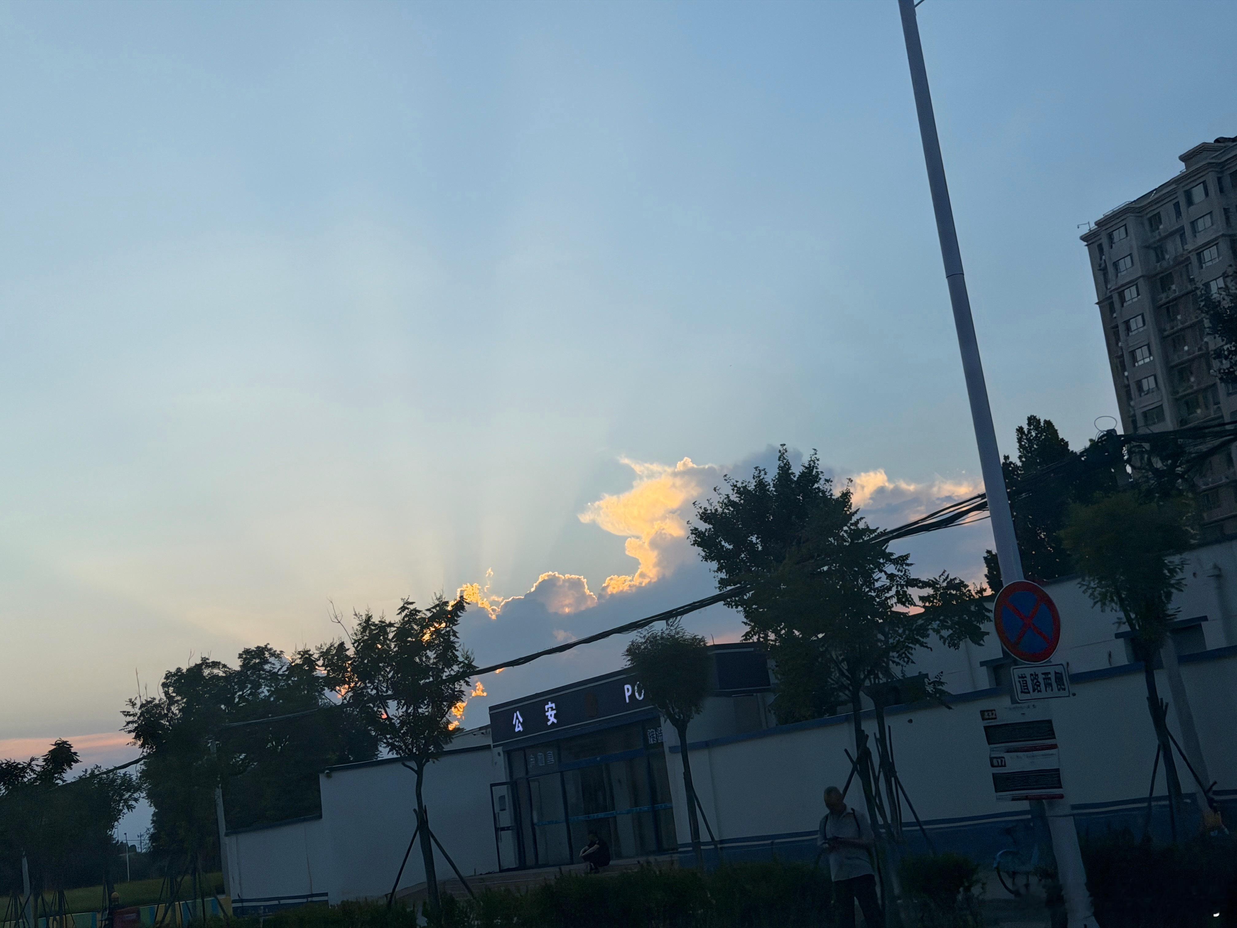 房价又要大跌了不过今年夏天北京天气越来越好了，除了干热北漂一年后能在北京买房了 