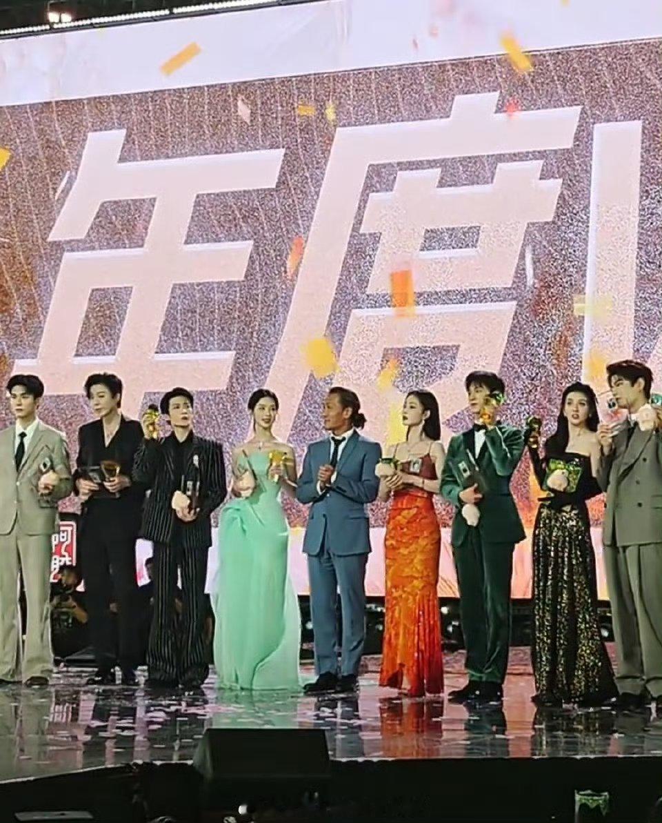 2025的腾讯VIPVIP之星大合照：龚俊、刘宇宁、檀健次、陈都灵、孟子义、李昀