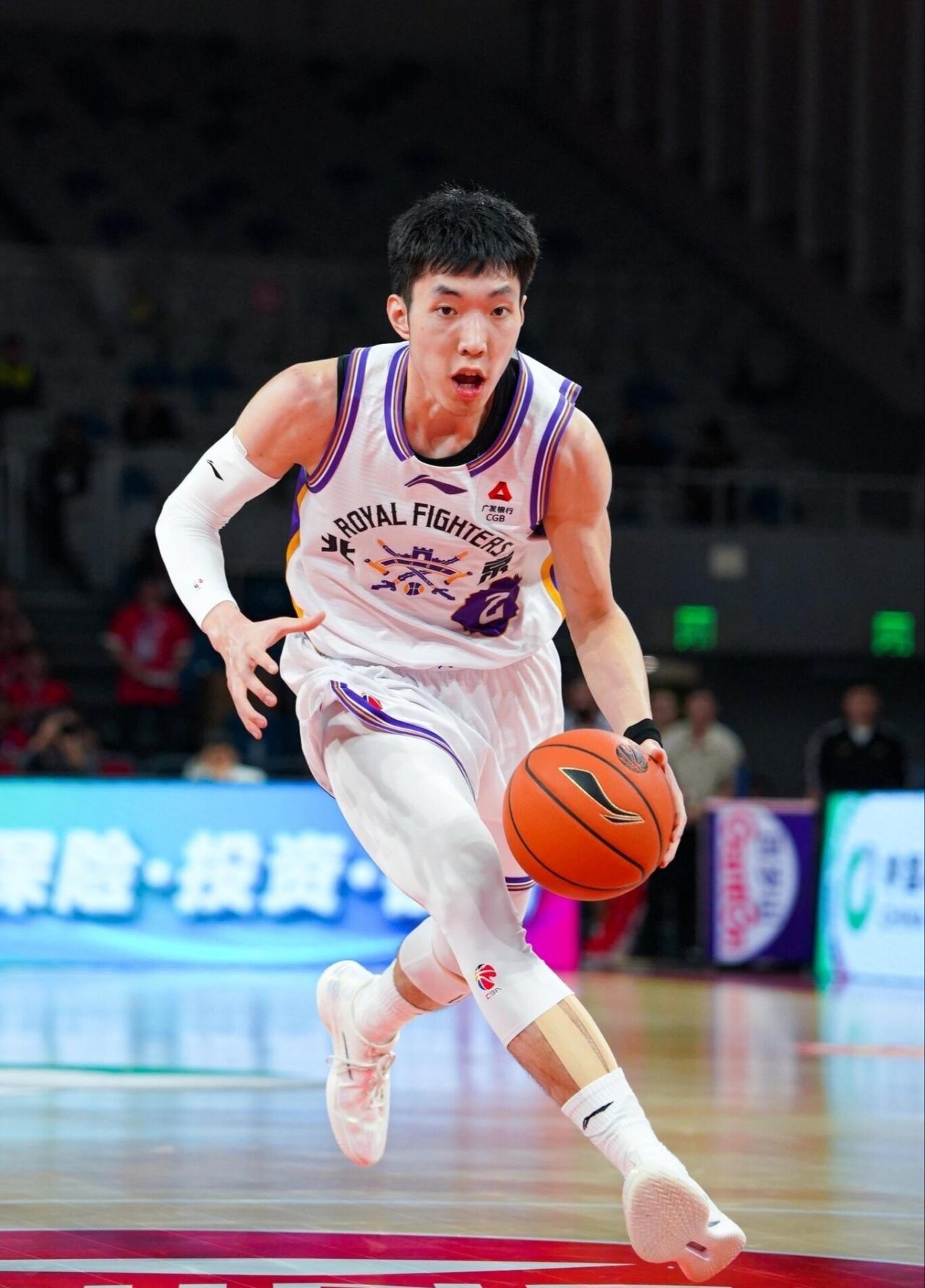 这个杀手不太冷！三宁三分绝杀挽救了北京控股也救了主教练张庆鹏。
这对中国男篮绝对