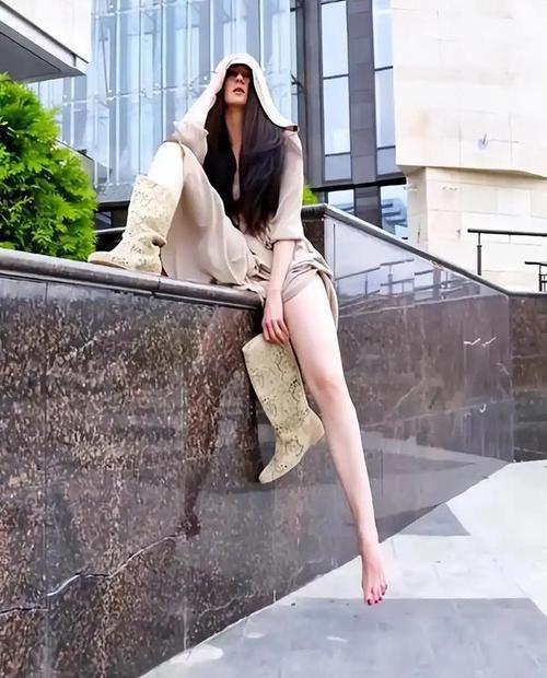 你们想要的大长腿，吉尼斯世界纪录腿最长的女人，腿长132厘米，身高205厘米。