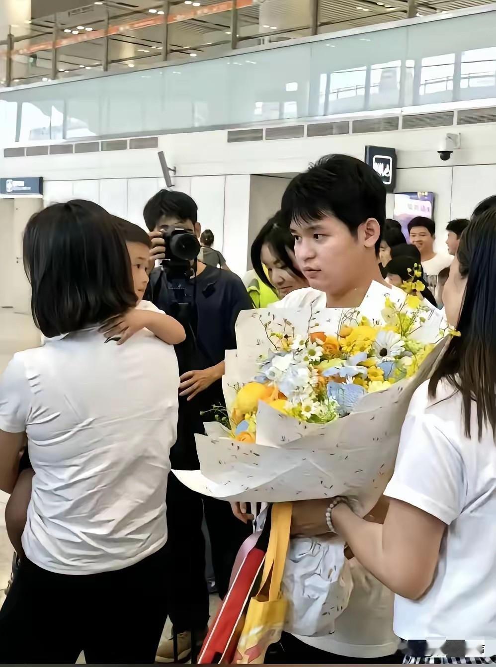 林诗栋夺冠回国，出机场那一刻，所有人都看傻了。
他没扑向人群里的亲妈，而是单膝往