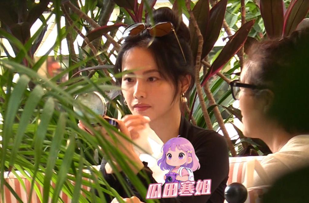 张嘉倪黑眼圈眼袋明显状态疲惫张嘉倪状态看起来好差啊。张嘉倪梳着慵懒的盘发，头戴墨
