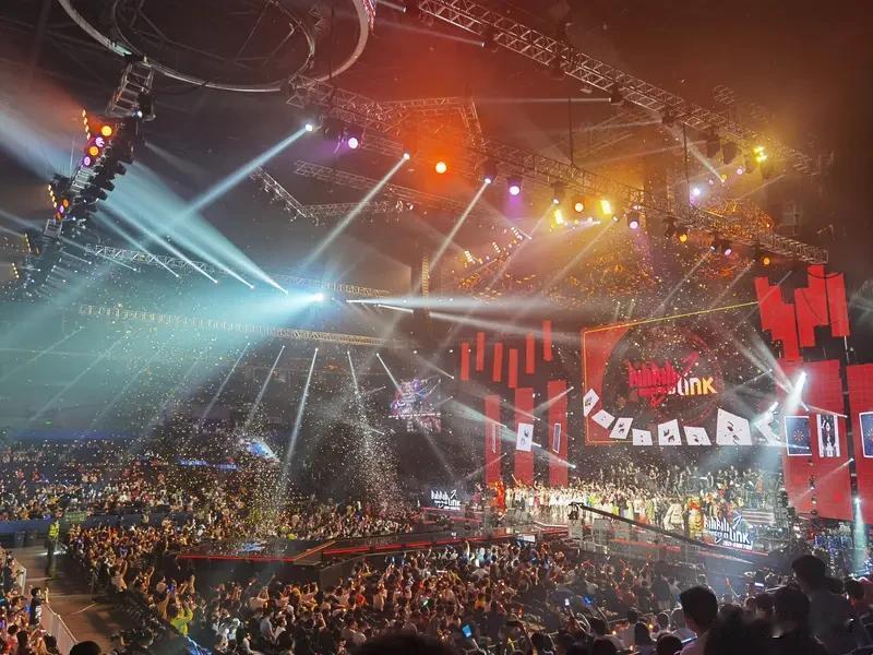 王一博高情商从容救场 王一博高情商从容救场，实力圈粉！2026年微博之夜，主持人