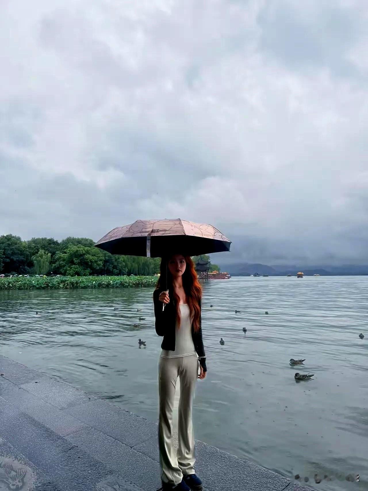 西湖那么清，我的眼眶那么满，那一刻，湖水都像我的泪味。
我承认，逞强没意义。
我