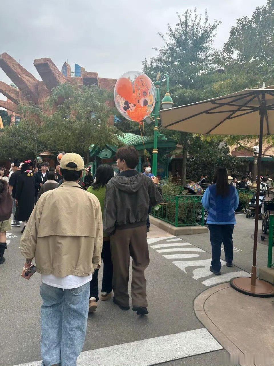 上迪偶遇董思成看照片他穿得好休闲，这运气也太绝了吧！我去了八百次都没碰到，羡慕哭