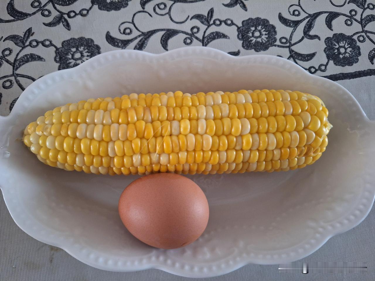 我的午餐，一个玉米加一个卵。减肥是终身的事情，我为此制定了十个五年规划，在“十五