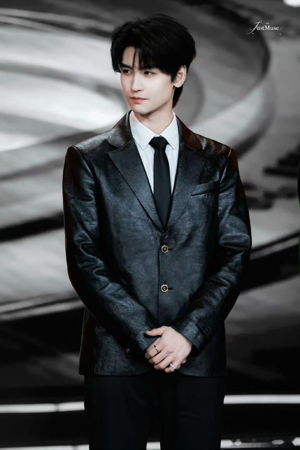 黄俊捷台上是daddy台下是honey台上成熟魅力拉满，台下顺毛温柔，这反差感拉