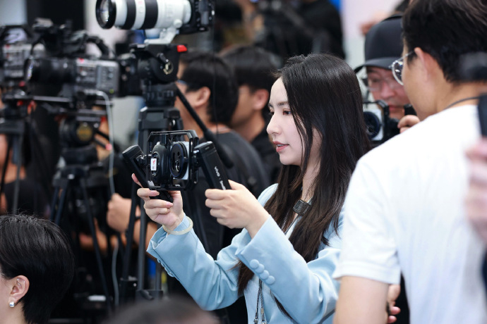 在博鳌亚洲论坛2026年年会现场，vivo X300 Ultra专业V单搭配斯莫