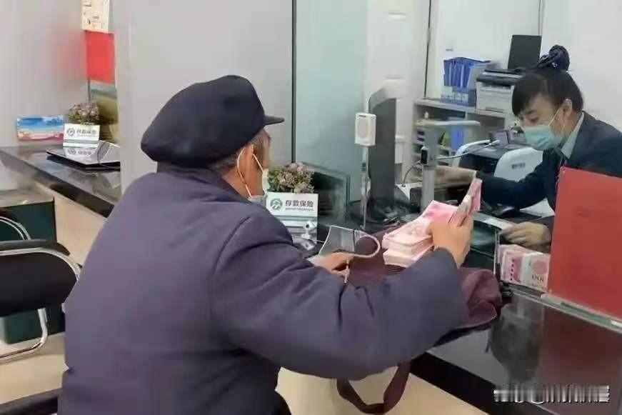 太欺负人了！河南商丘，男子20多年前在银行办了张存折，取完钱后，存折里白纸黑字写